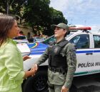 Governadora de Pernambuco apertando m&atilde;o de PM.