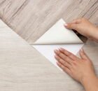 Piso autocolante, evidenciando a facilidade de instala&ccedil;&atilde;o e a beleza do revestimento, tend&ecirc;ncia para 2025.