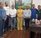 Prefeita Elcione durante reuni&atilde;o.