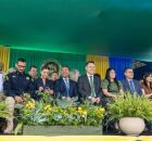 Prefeito S&eacute;rgio Colin observa o desfile de 7 de setembro em Toritama.