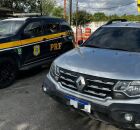 Carro da PRF e ve&iacute;culo apreendido.