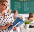 Professora em sala de aula. 