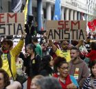 Manifestantes protestam contra a anistia.