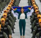 Raquel Lyra com polciais militares. 