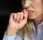 Roer unhas vai al&eacute;m de mania: saiba como o h&aacute;bito afeta a sa&uacute;de emocional. 