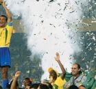Cafu levantando a ta&ccedil;a do pentacampeonato da Sele&ccedil;&atilde;o Brasileira.