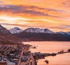 Ba&iacute;a e montanhas na Terra do Fogo: natureza, hist&oacute;ria e turismo se encontram no extremo sul do continente.