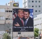 Outdoor em Tel Aviv exibe a imagem do presidente Donald Trump abra&ccedil;ando o ativista pol&iacute;tico conservador Charlie Kirk