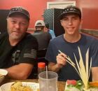 Tyler Robinson ao lado do pai. 