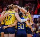 Sele&ccedil;&atilde;o brasileira comemora vit&oacute;ria sobre o Jap&atilde;o que garantiu o bronze no Mundial de V&ocirc;lei Feminino.