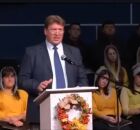 Nikolay Romanyuk pregando em sua igreja.