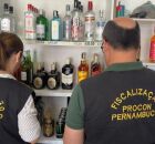 Procon Pernambuco apreende 30 garrafas de bebidas destiladas com suspeita de adultera&ccedil;&atilde;o.