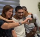 Ref&eacute;m israelense que o Hamas obrigou a cavar a pr&oacute;pria cova &eacute; libertado e reencontra a fam&iacute;lia.