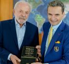 Lula se re&uacute;ne com bispo presidente da Assembleia de Deus e recebe b&iacute;blia de presente.