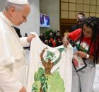 Ayala Ferreira, representante do MST, presenteia papa Le&atilde;o XIV com uma bandeira com imagem do orix&aacute; Ossanha, tamb&eacute;m chamado de Ossain.