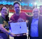 Felipe Alecrim entrega homenagem ao grupo Renova&ccedil;&atilde;o Carism&aacute;tica Cat&oacute;lica.