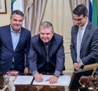 Governador em exerc&iacute;cio Ricardo Paes Barreto sanciona lei que cria cotas raciais em concursos.