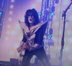 Qual a causa da morte do guitarrista Ace Frehley, da banda Kiss? Fam&iacute;lia revela motivo