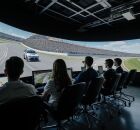 Alunos de escolas p&uacute;blicas participam de experi&ecirc;ncia NASCAR que une simuladores. 