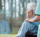 Idoso em cadeira de rodas.