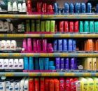 Prateleiras de mercado com produtos capilares.