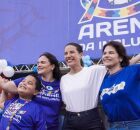 Michele Collins ao lado de Raquel Lyra, Priscila Krause e crian&ccedil;a na Arena da Inclus&atilde;o.