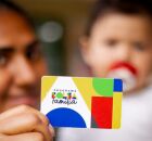 M&atilde;e e filho com cart&atilde;o do Bolsa Fam&iacute;lia.