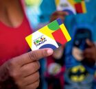 Mulher segurando cart&atilde;o do Bolsa Fam&iacute;lia.