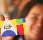 Mulher com cart&atilde;o do Bolsa Fam&iacute;lia.