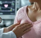 Mulher realizando exame de mama.