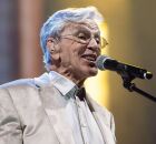 Caetano Veloso ser&aacute; a principal atra&ccedil;&atilde;o da pr&eacute;via carnavalesca Enquanto Isso na Sala da Justi&ccedil;a 2026