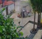 Momento em que caminh&atilde;o atinge casa em Olinda.