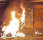 Carro que colidiu com poste pegando fogo.