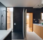 Chuveiro italiano, sem box de vidro, ganha espa&ccedil;o com design moderno. 