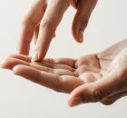 Descubra o que significa a coceira na m&atilde;o esquerda. 