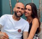 Esposa de Daniel Alves publica foto do primeiro filho do casal: "Meu arco-&iacute;ris"