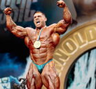 Derek Lunsford busca a tr&iacute;plice coroa ao tentar vencer Mr. Olympia, Arnold Classic e Pittsburgh Pro em 2025. 