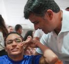 Eduardo da Fonte e pessoa com defici&ecirc;ncia. 