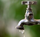 Torneira vazando &aacute;gua.