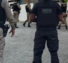 Agentes das pol&iacute;cias em opera&ccedil;&atilde;o contra foragido.