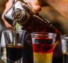 Risco de metanol em bebidas adulteradas.