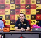 Daniel Paulista ao lado de Yuri Rom&atilde;o, presidente do clube.