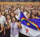 Governadora Raquel Lyra ao lado de servidores do estado.