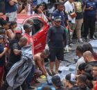 Moradores enfileirando corpos no Rio.