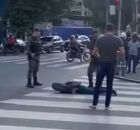 Momento em que homem &eacute; rendido por policiais.