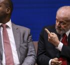 Lula ao lado do ex-ministro Silvio Almeida.