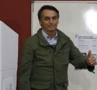 Jair Bolsonaro ao lado da cabine de vota&ccedil;&atilde;o na elei&ccedil;&atilde;o de 2018.
