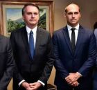 Jair Bolsonaro ao lado de seus filhos.