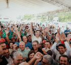 Governadora ao lado de pol&iacute;ticos da regi&atilde;o e trabalhadores da ind&uacute;stria da cana de a&ccedil;ucar.