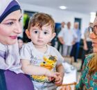 Janja ao lado de repatriada de Gaza.